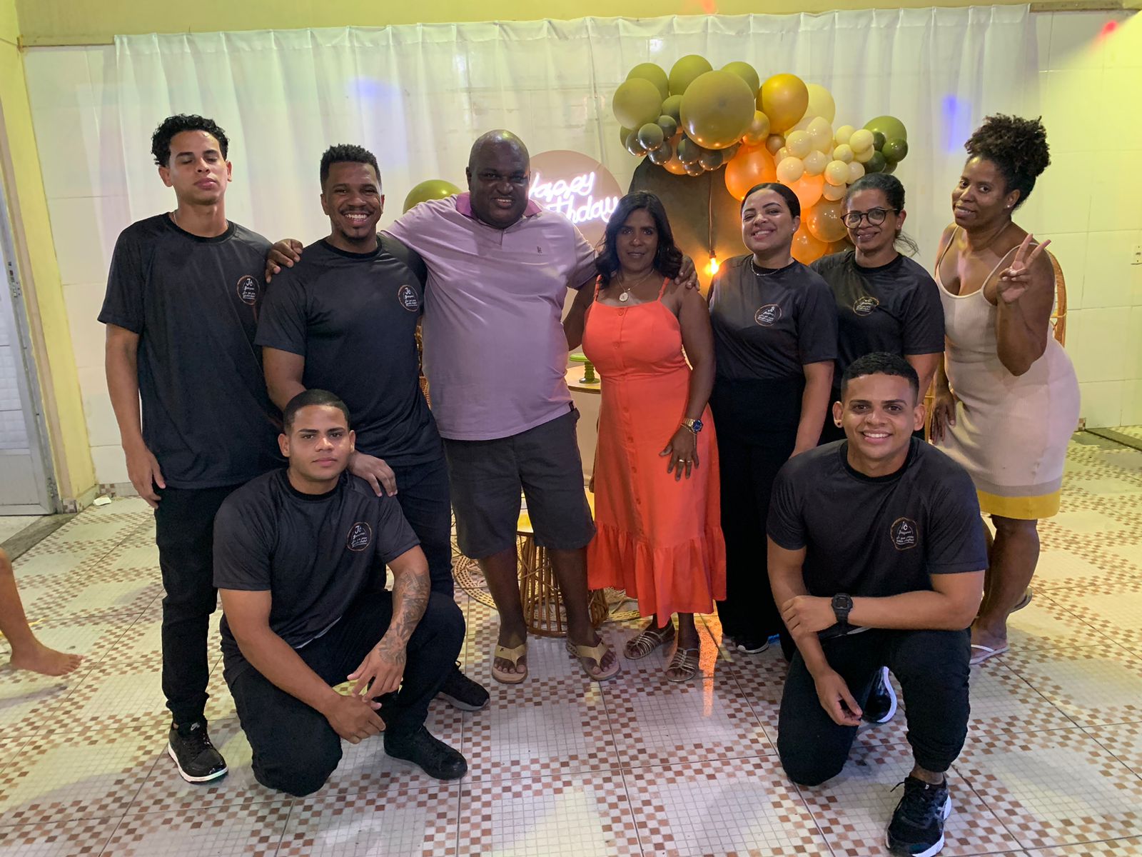 Equipe com anfitriões no aniversário