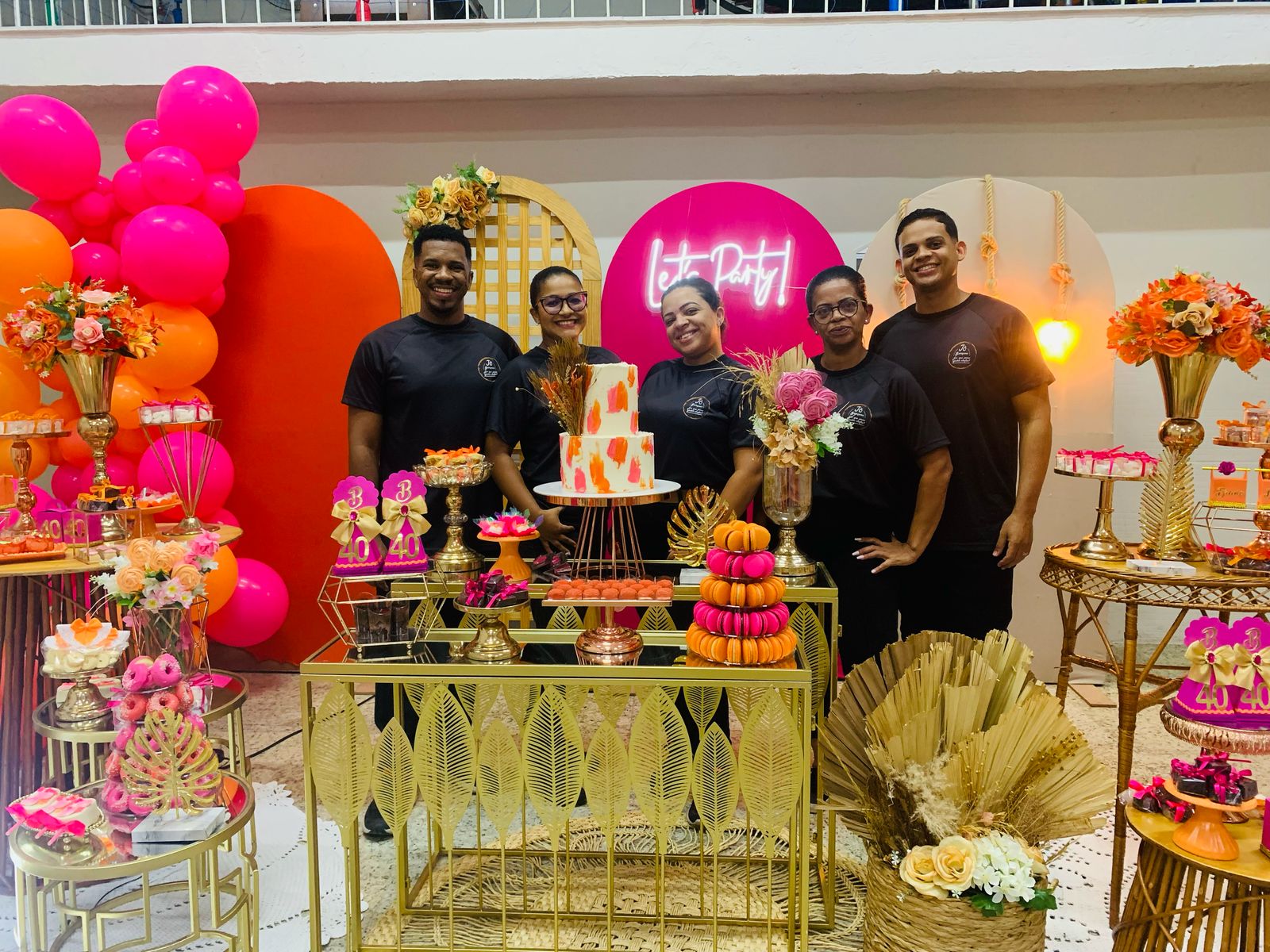 Equipe na mesa de doces dos 40 anos