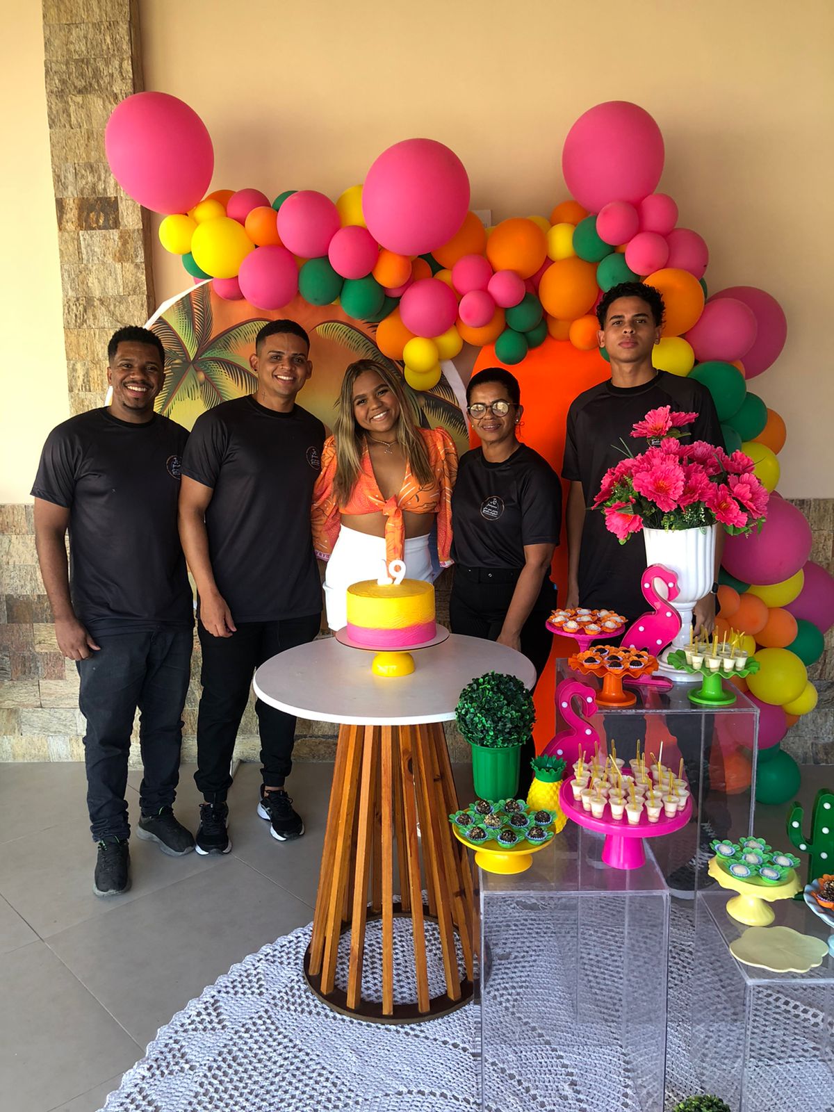 Equipe na festa tropical de 19 anos