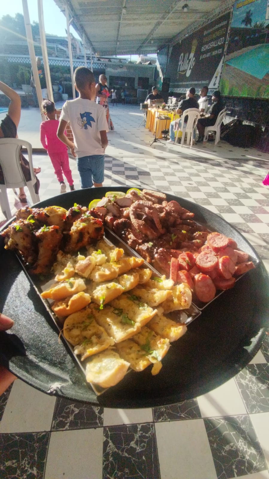 Bandeja de churrasco circulando no evento