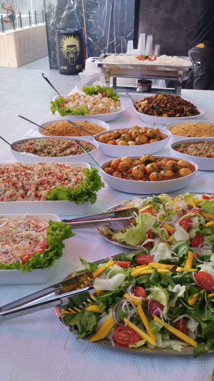 Mesa de buffet com saladas e acompanhamentos