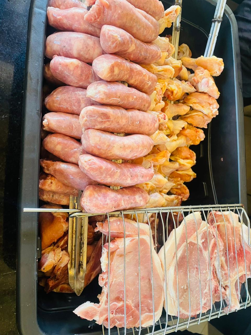Carnes e linguiça nos espetos