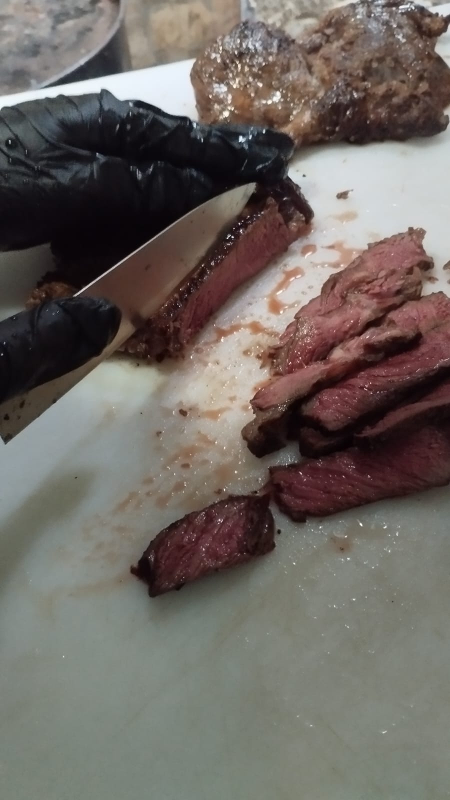 Corte de carne com luva