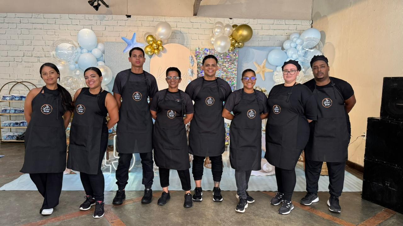 Equipe da Jô Garçons uniformizada