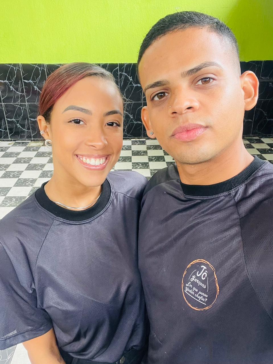 Uniforme com slogan Em que posso ajudar chefia?