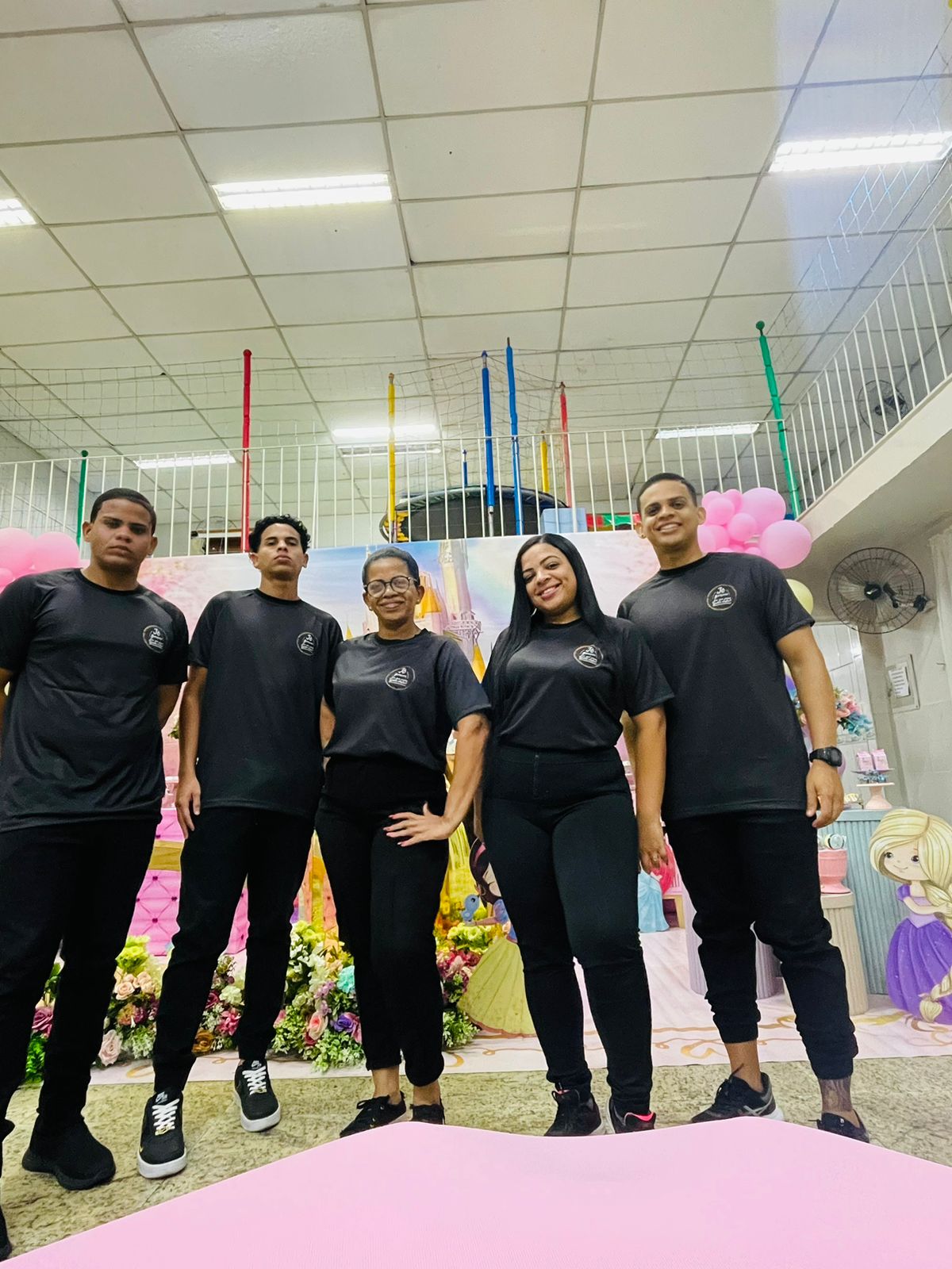 Equipe na festa infantil de princesa