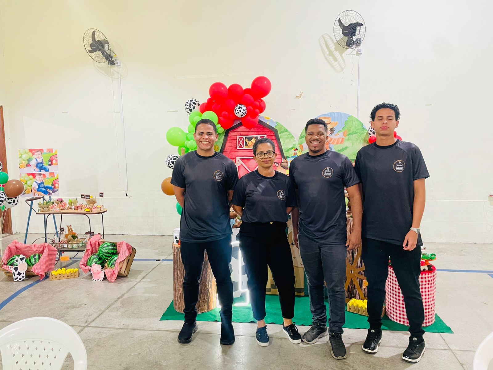 Equipe na festa infantil fazendinha