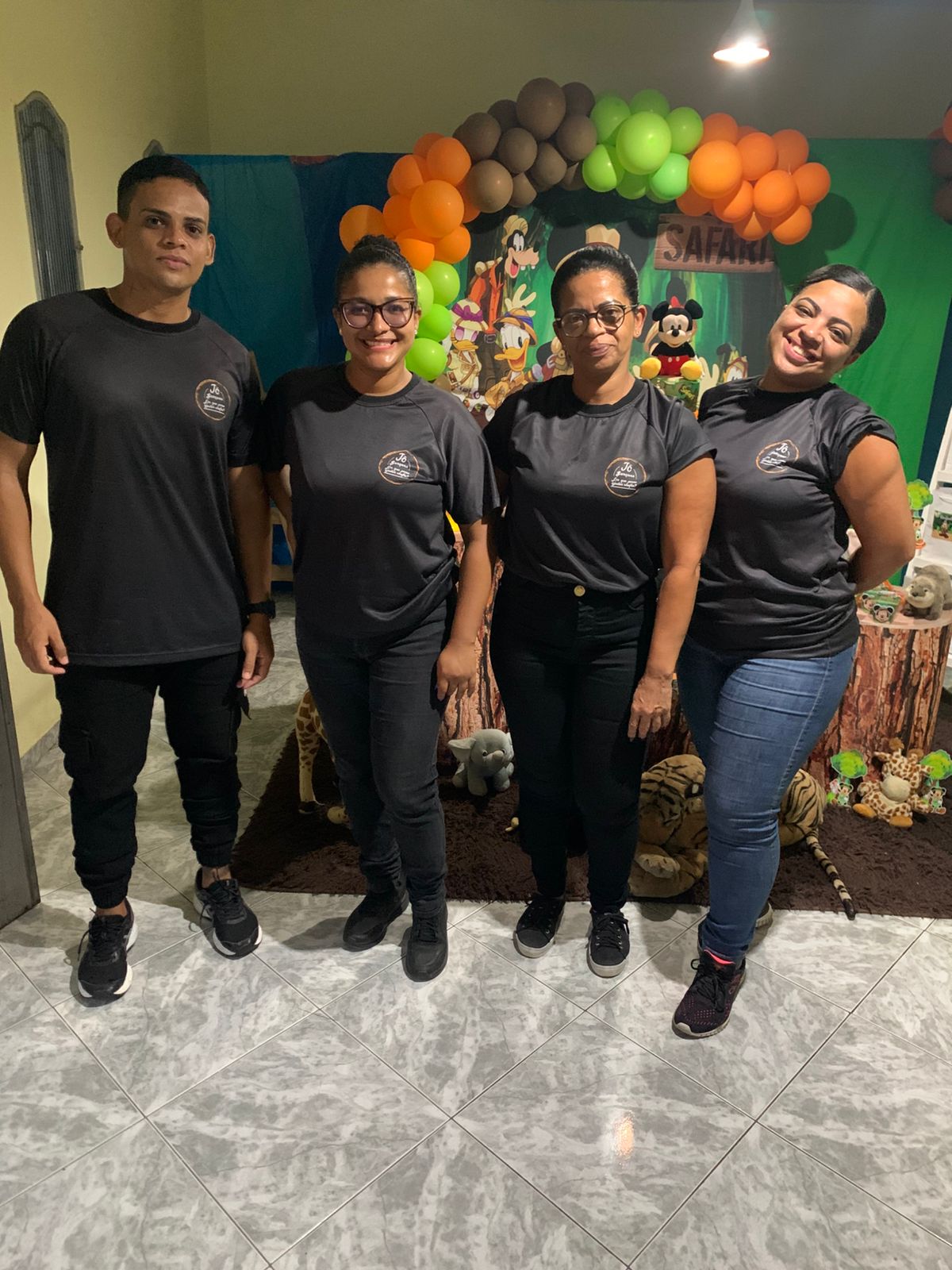 Equipe na festa infantil safari
