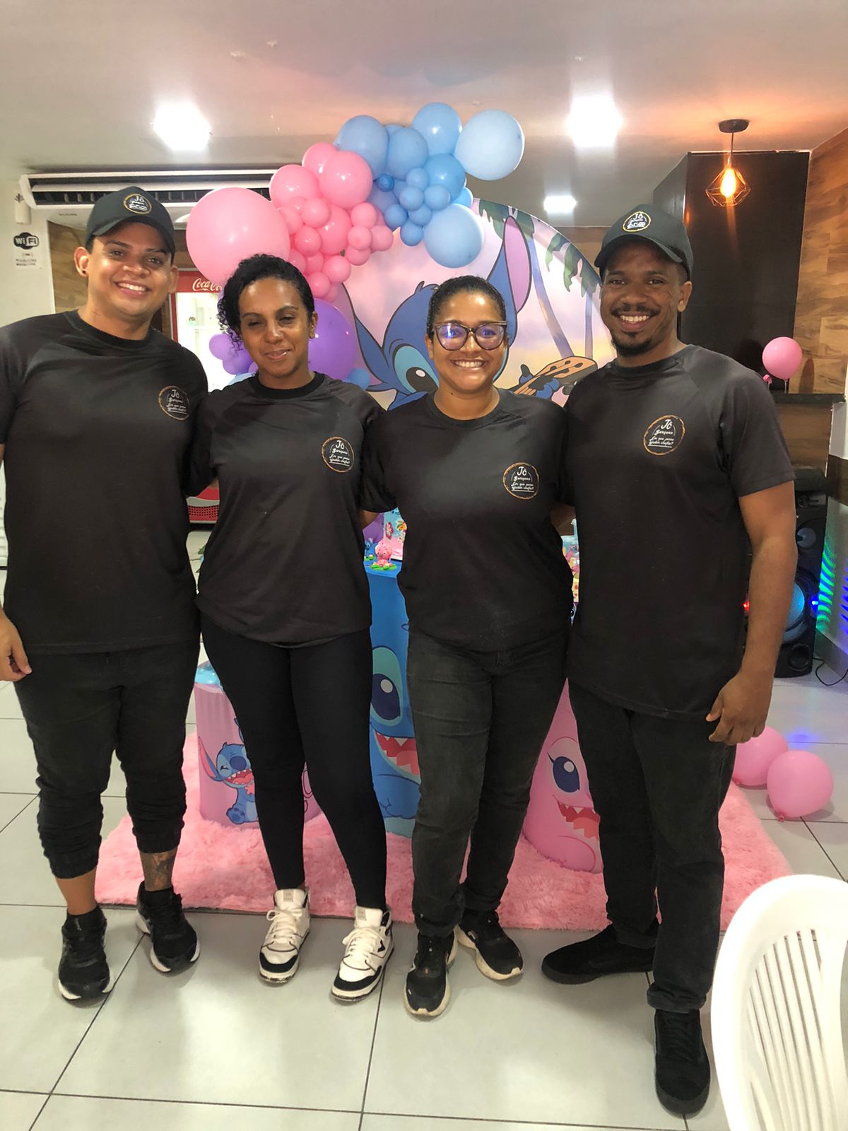 Equipe na festa infantil Stitch