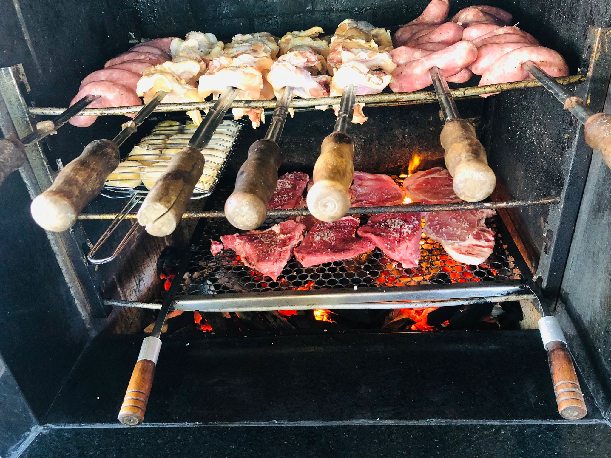 Churrasco na brasa da Jô Garçons