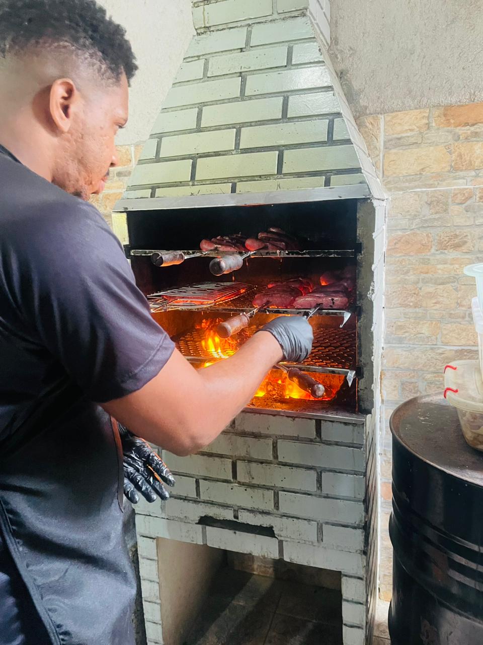 Churrasqueiro na brasa