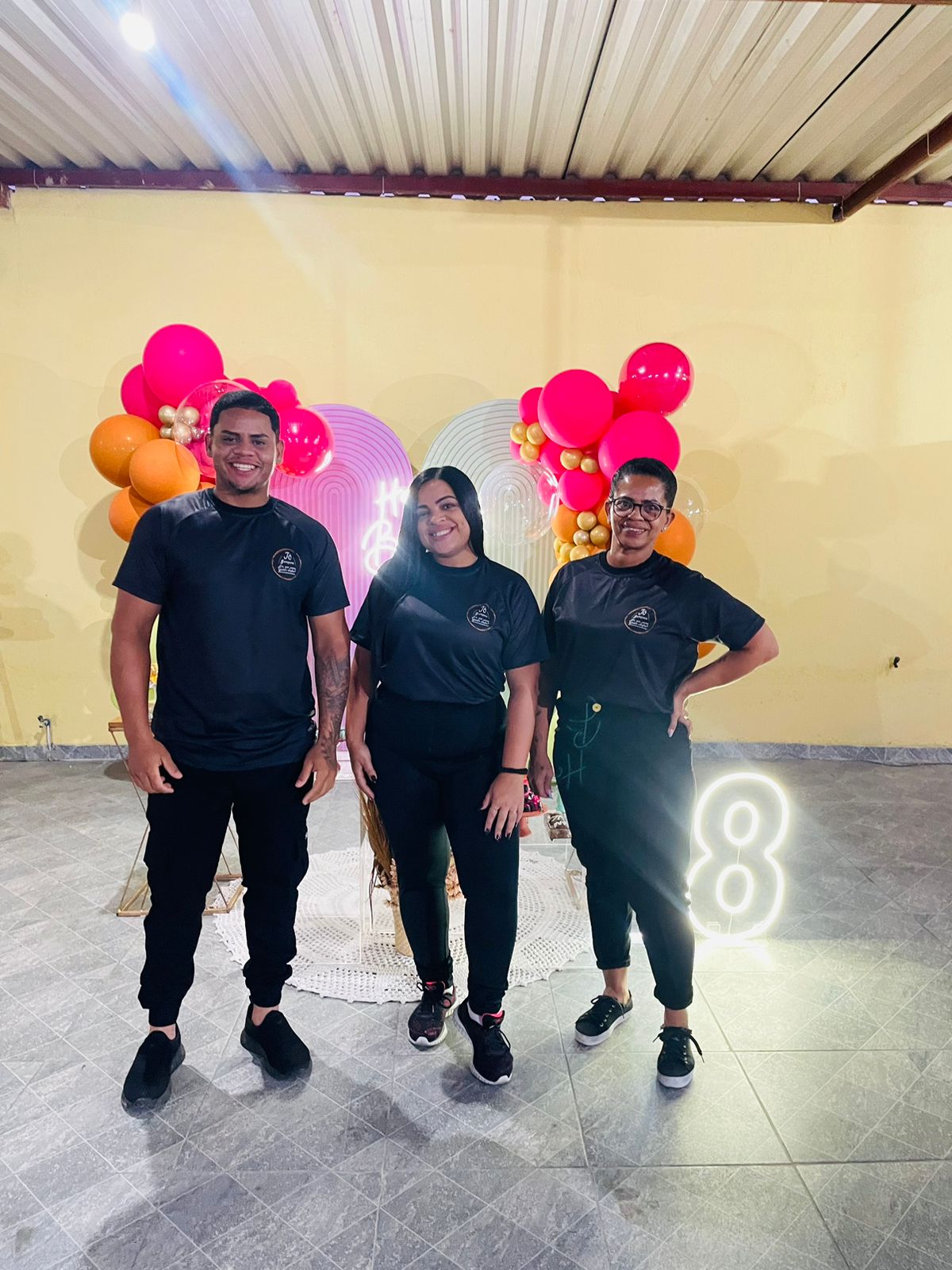 Equipe recebendo os convidados